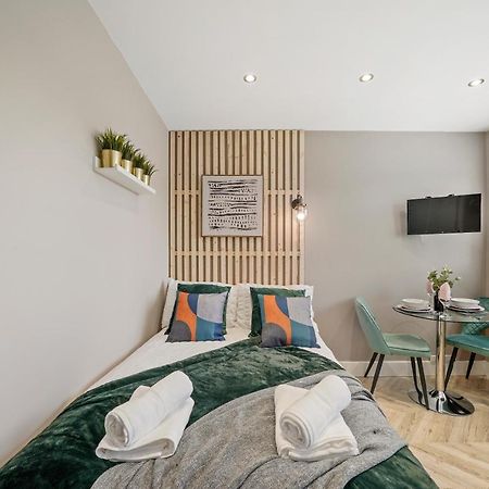 Cosy Heathrow Studios - Parking - Garden 伦敦 外观 照片