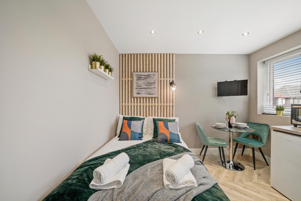 Cosy Heathrow Studios - Parking - Garden 伦敦 外观 照片