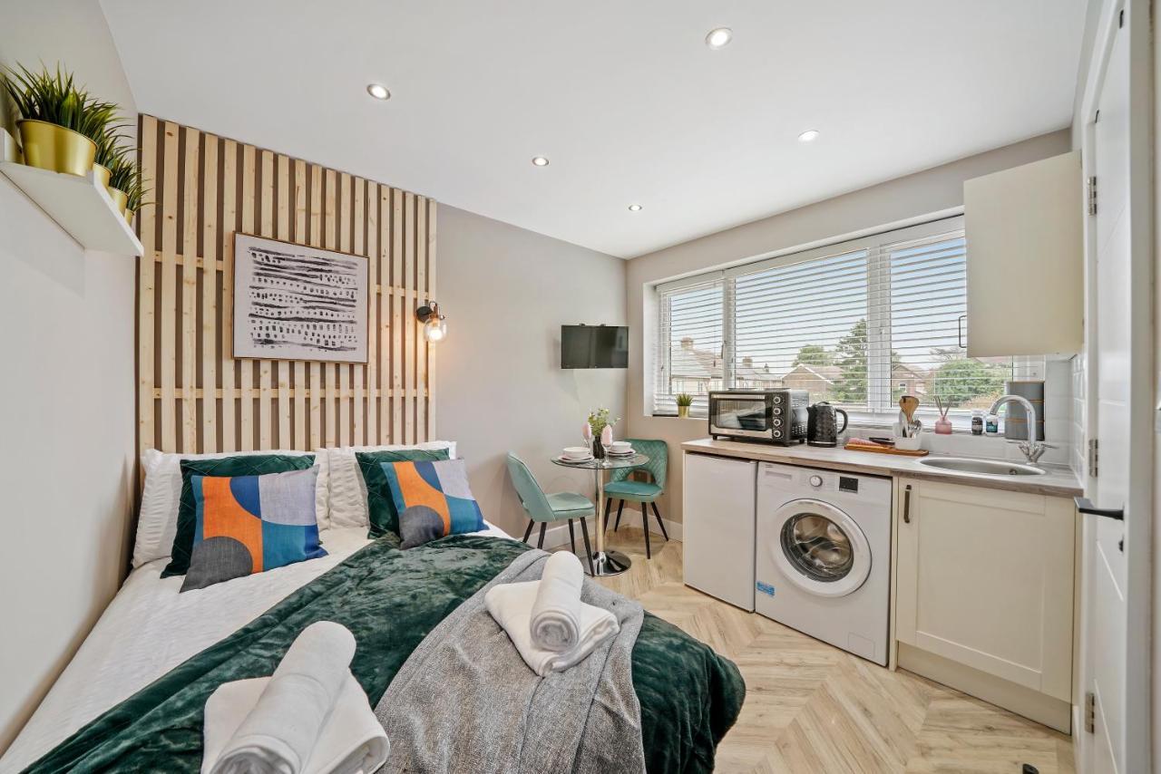 Cosy Heathrow Studios - Parking - Garden 伦敦 外观 照片