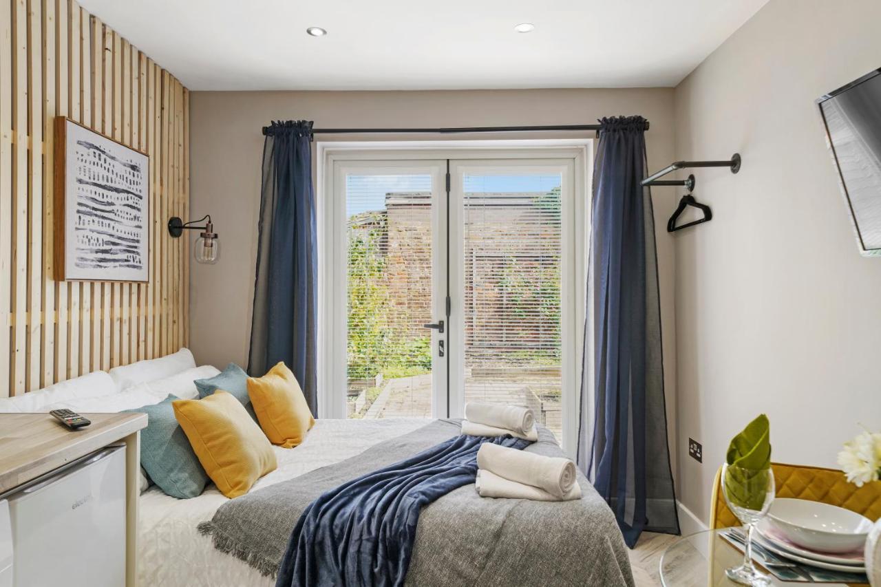 Cosy Heathrow Studios - Parking - Garden 伦敦 外观 照片