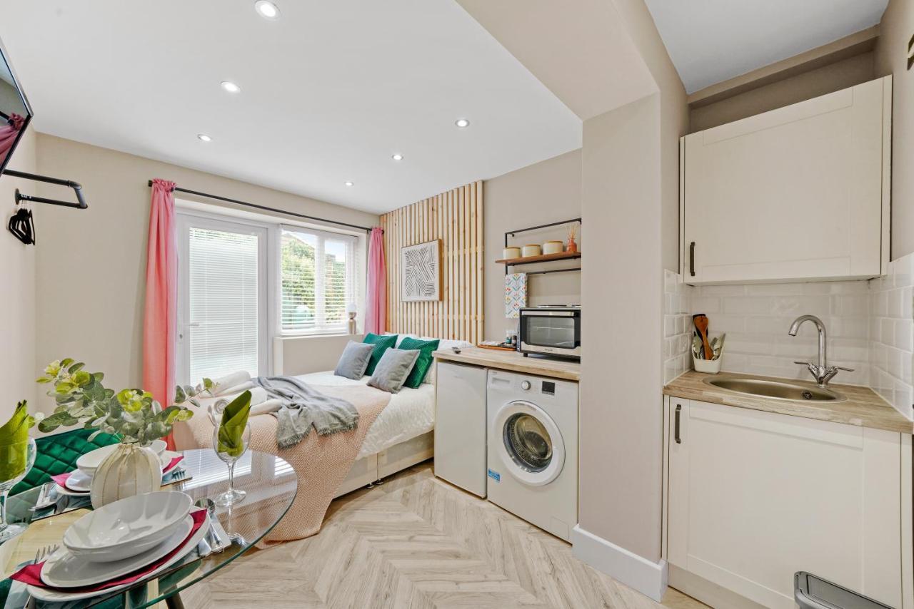 Cosy Heathrow Studios - Parking - Garden 伦敦 外观 照片