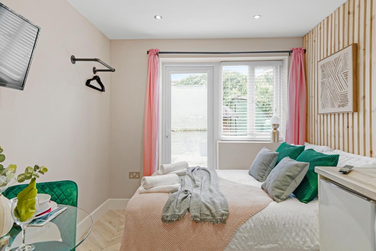 Cosy Heathrow Studios - Parking - Garden 伦敦 外观 照片