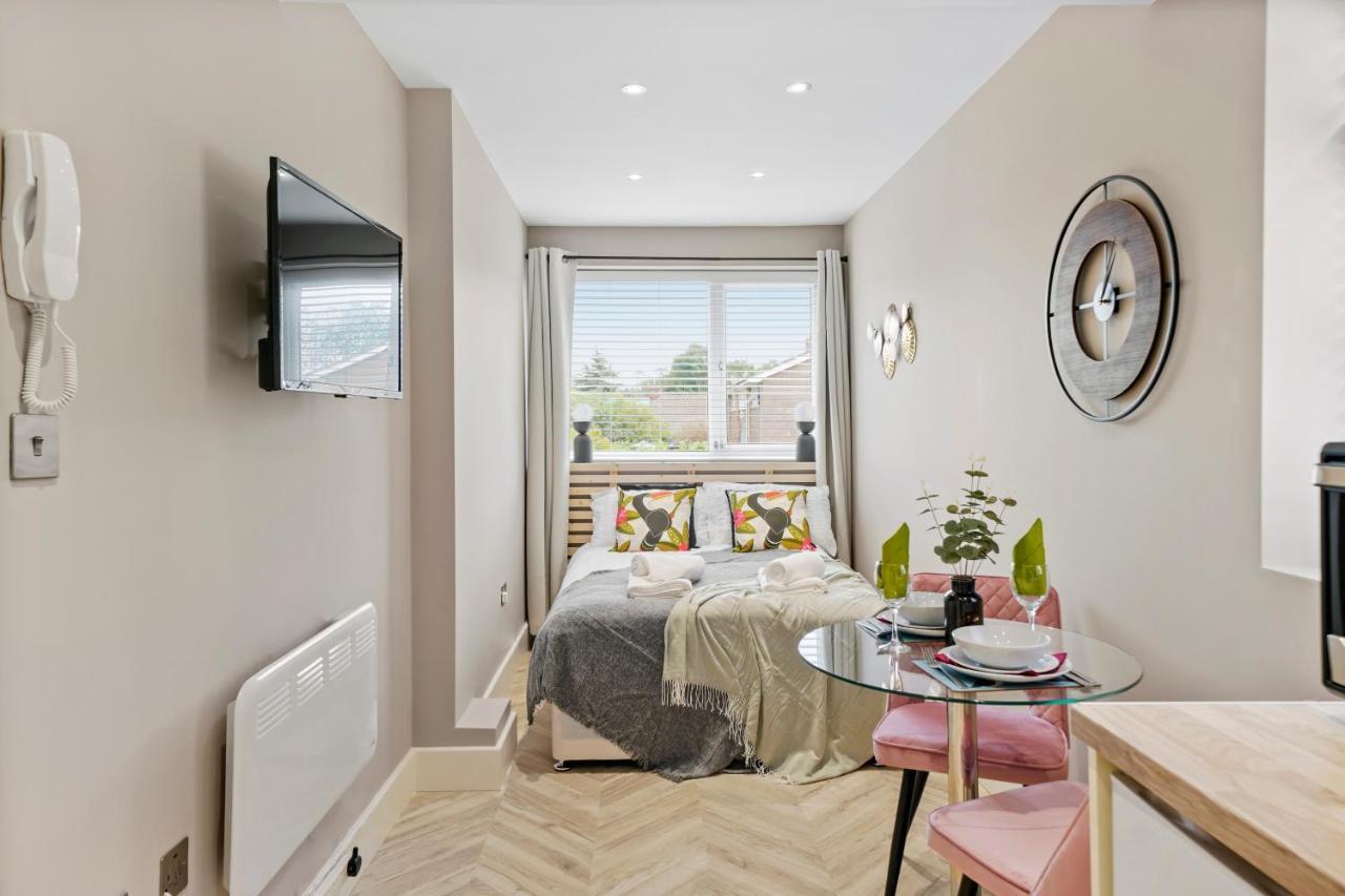 Cosy Heathrow Studios - Parking - Garden 伦敦 外观 照片