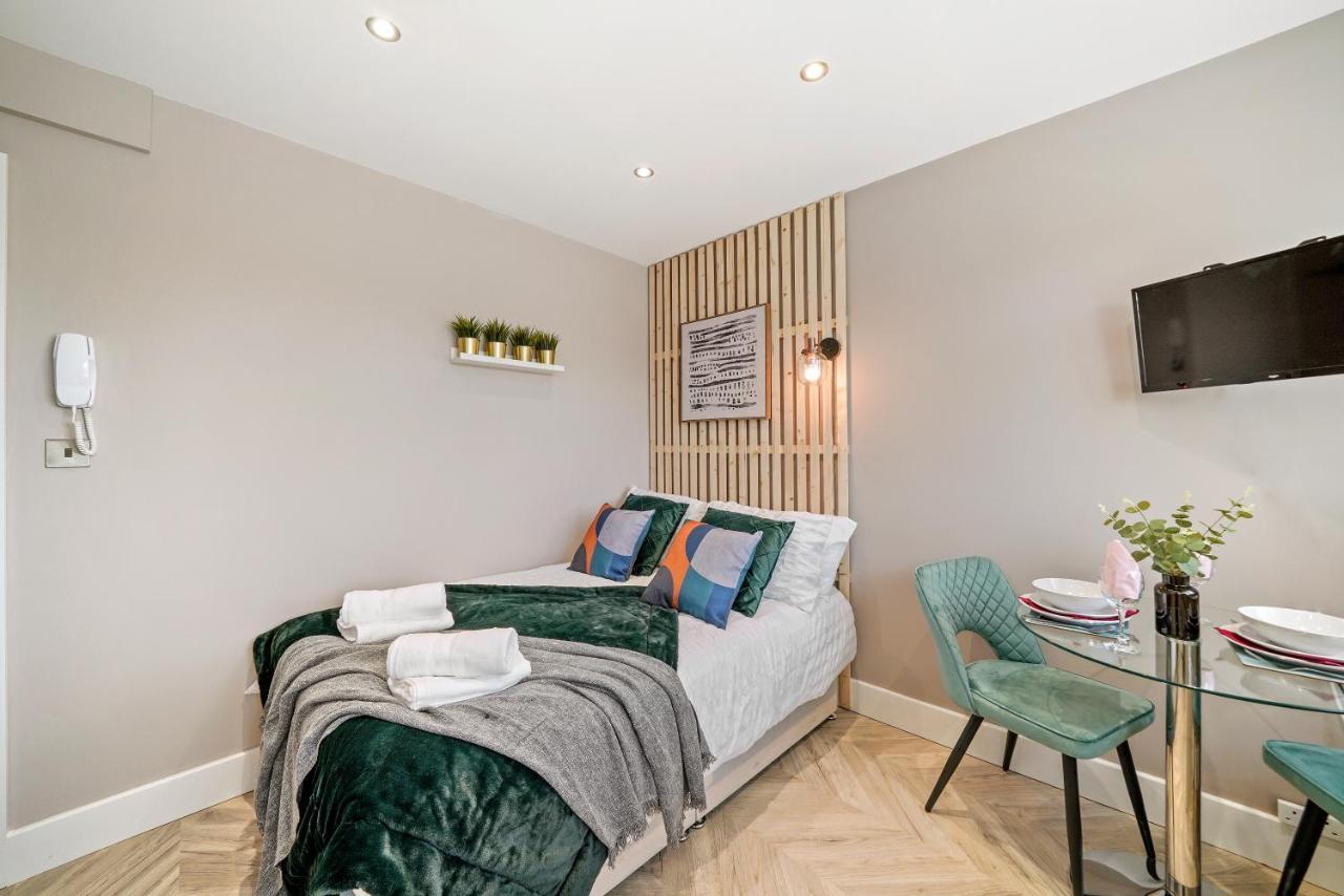 Cosy Heathrow Studios - Parking - Garden 伦敦 外观 照片