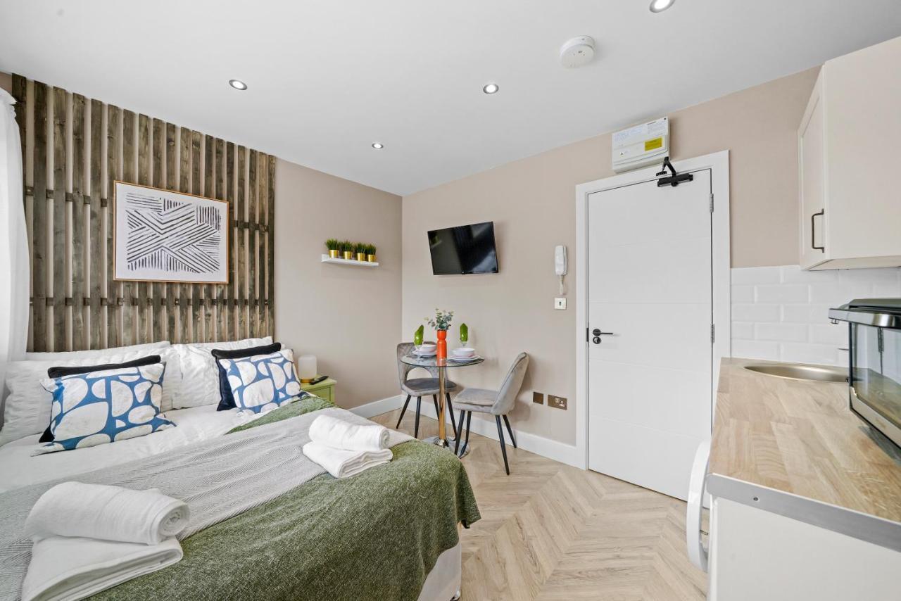 Cosy Heathrow Studios - Parking - Garden 伦敦 外观 照片