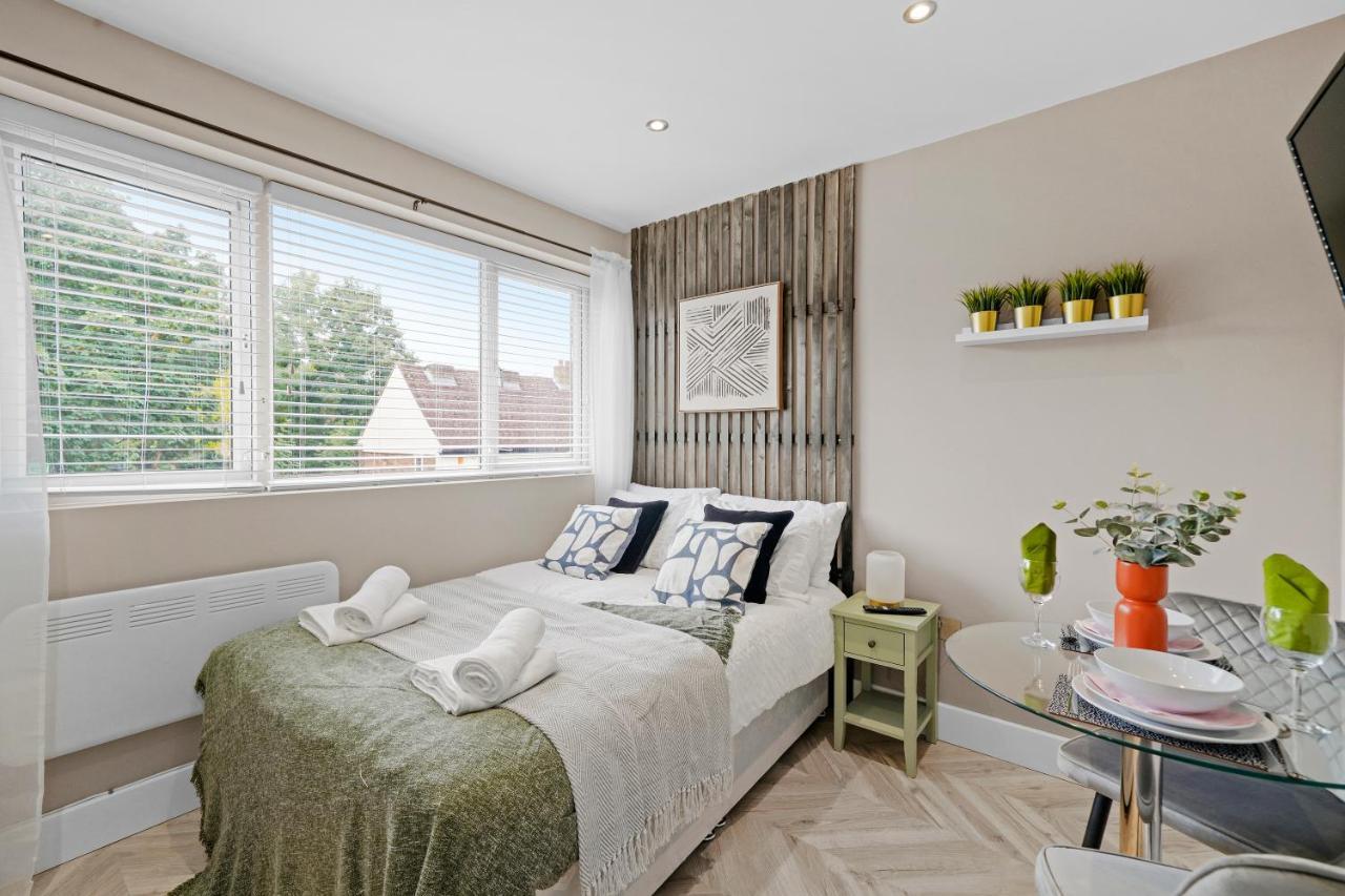 Cosy Heathrow Studios - Parking - Garden 伦敦 外观 照片