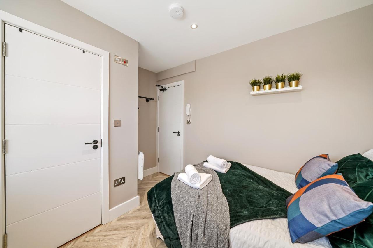 Cosy Heathrow Studios - Parking - Garden 伦敦 外观 照片
