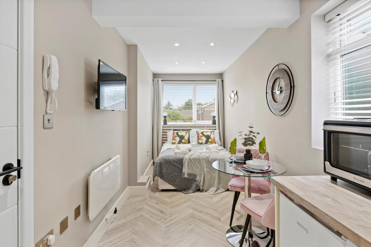 Cosy Heathrow Studios - Parking - Garden 伦敦 外观 照片